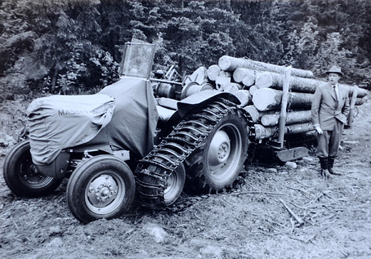 Foto Traktor mit Raupen und Schlitten