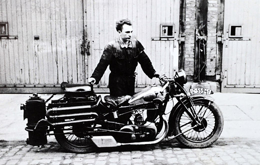 Foto Motorrad mit Holzvergaser