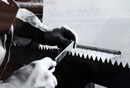 Foto Feilen einer Waldsäge