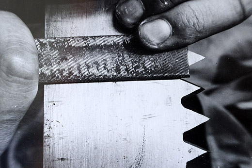 Foto Feilen einer Waldsäge