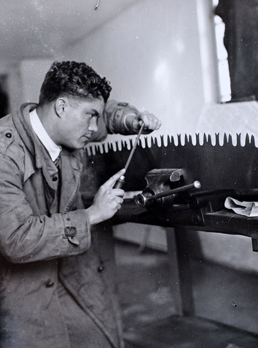 Foto Beim Feilen der Säge