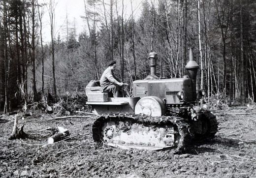 Foto Rücken von Holz mit Lanz Raupentraktor