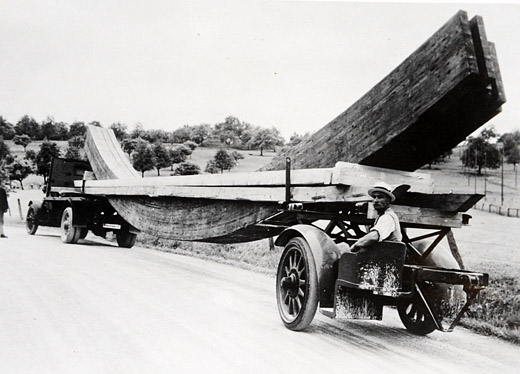 Foto LKW Saurer mit Kontstruktionsholz beladen