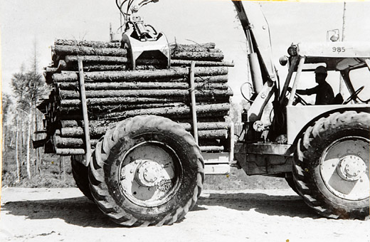 Foto Knickschlepper mit Transportbühne