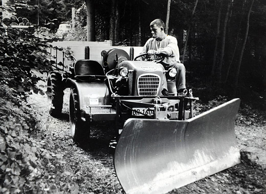 Foto Merk Pullax Traktor mit Pflug