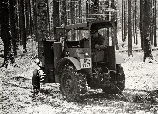 Foto Traktor mit Seilwinde, Holzvergaser