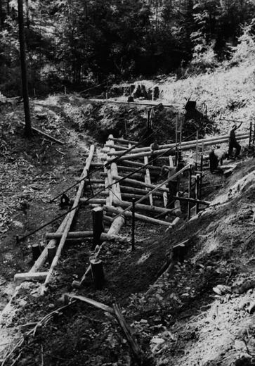 Foto Holzkasten zur Sicherung einer Strasse