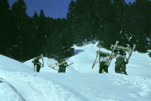 Foto Holzer beim Aufstieg mit Handbock
