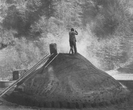 Foto Kohlenmeiler vor dem öffnen