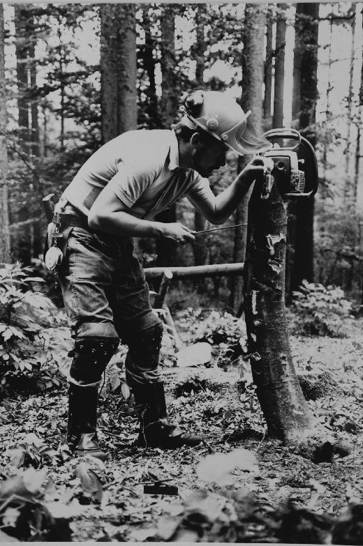 Foto Arbeitshaltung beim Schärfen der Kette