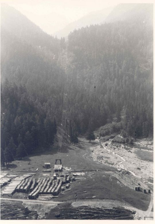 Foto Talstation einer Holztransport Seilbahn