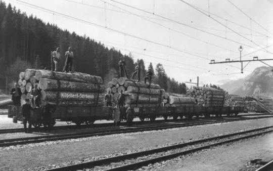Foto Holzverlad in Klosters auf Bahn