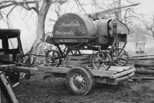 Foto Hackmaschine auf Anhänger