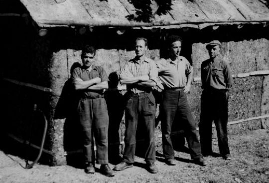Foto Arbeiter bei einer Schutzhütte