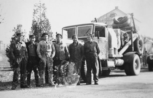 Foto LKW Fahrer vor einem Huckepack Fahrzeug