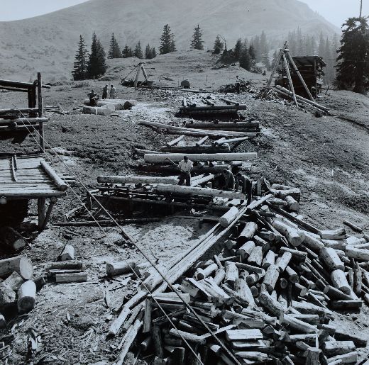 Foto Holzlagerplatz bei Seilbahn